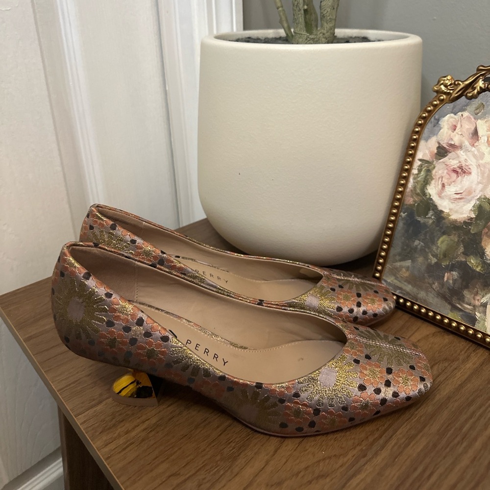Katy Perry Laterr Floral Brocade Pumps Gold Statement Heel Regencycore Size 7 - Picture 4 of 10
